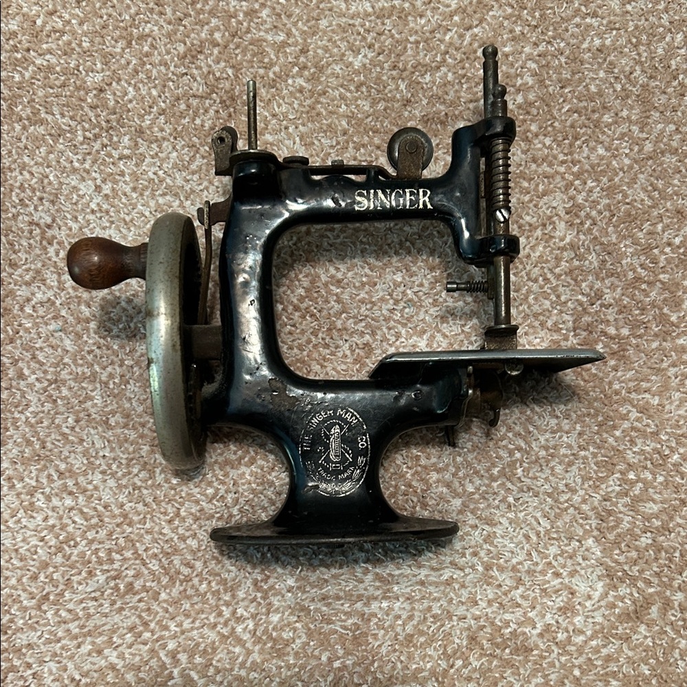 Singer Toy Sewing Machine. Antique child’s Sewing Machine 1920’s